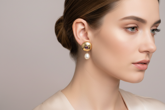 Earrings in 18k gold with a pearl