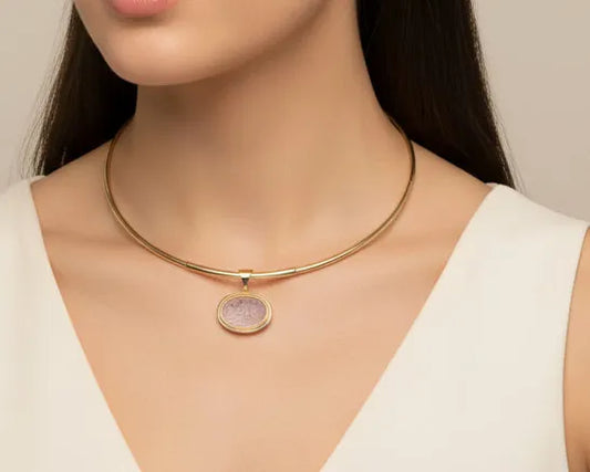 Necklace in 14k gold with a seal stone on a chalcedony