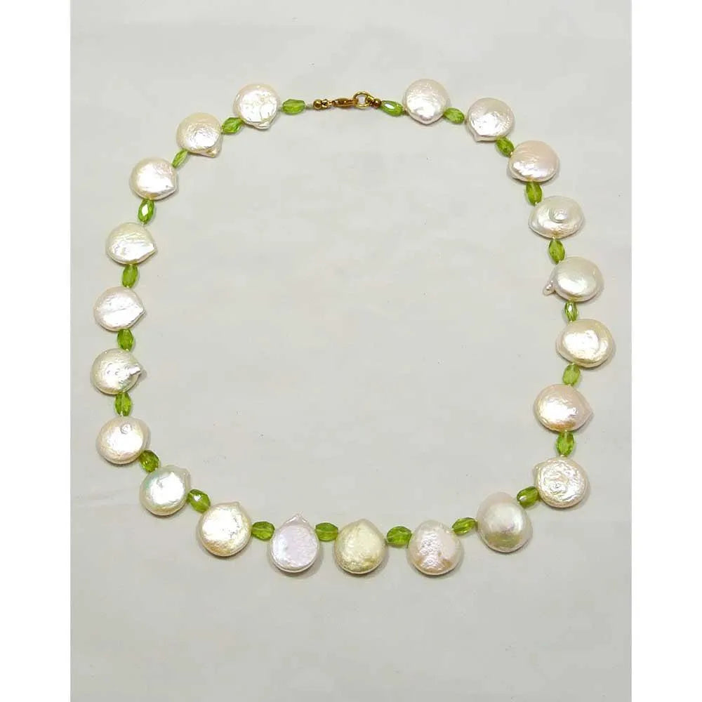 Necklace with keisy pearls and peridot and gold clasp - Dinos-Virginia