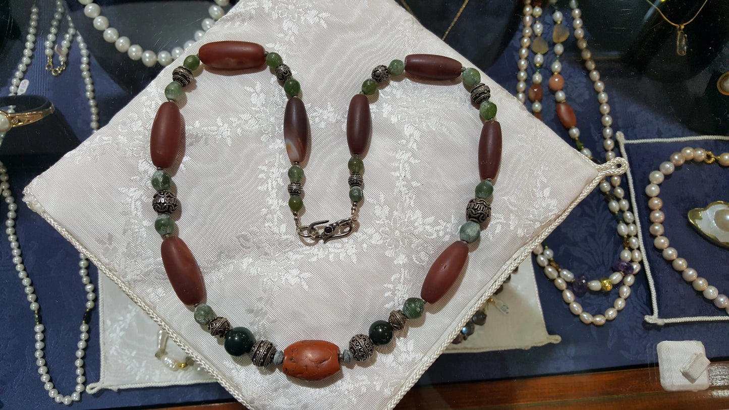 Necklace with old carnelian, green Benzhahr & sterling silver elements - Dinos-Virginia