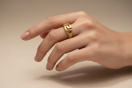 Ring in 18k gold, Meander