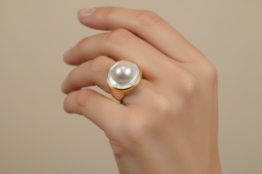 Ring in 18k gold with Mother of pearl (B-125)