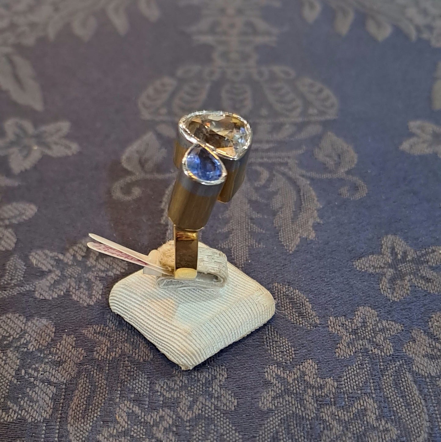 Ring in 18k gold with a phenakite and a blue Saphhire (B-121)