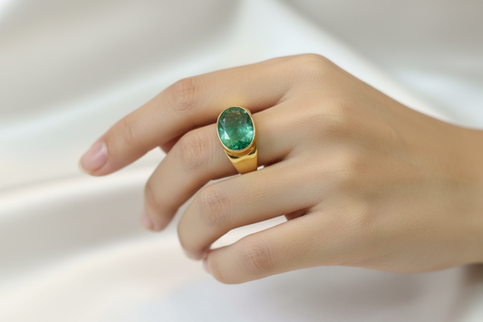 Ring in 18k gold with green emerald (B-115)