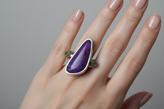 Δαχτυλίδι από ασήμι 925 με χρυσό 18 καρατίων και πέτρα σουγκιλίτη (B-62)