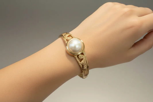 Bracelet in 18k gold with a mabe pearl