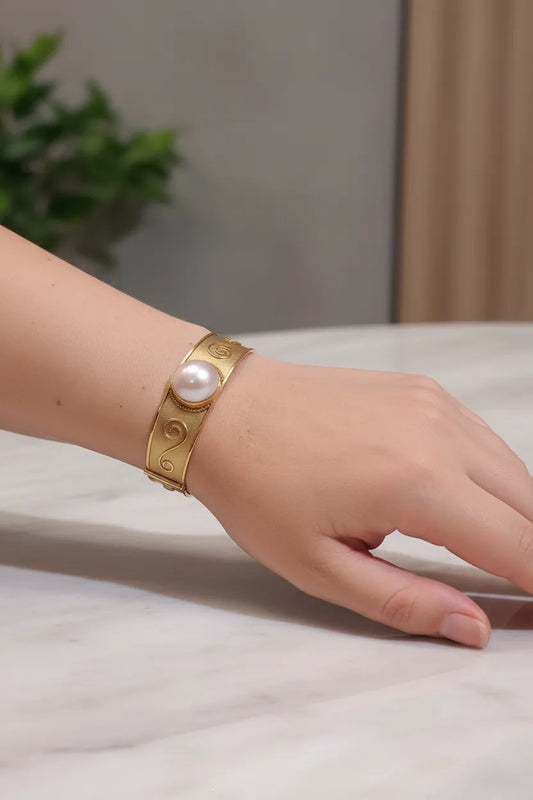 Bracelet in 18k gold with mabe pearl (C-02)