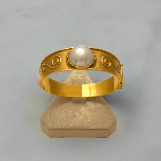 Bracelet in 18k gold with mabe pearl (C-02)