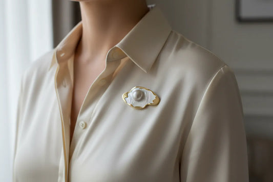 Brooch in 18k gold, Mabe pearl with a Mother of Pearl, centered in 18k gold, one of a kind, handmade