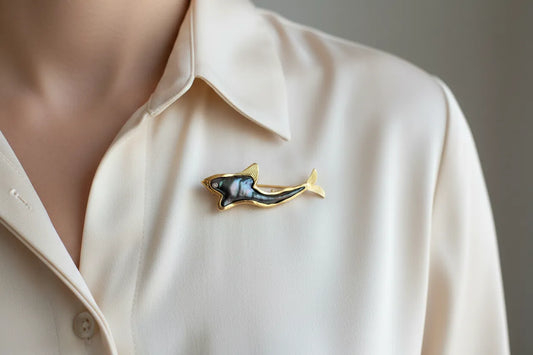 Brooch in 18k gold with Black Ostrich Tahitian pearl, fish design brooch