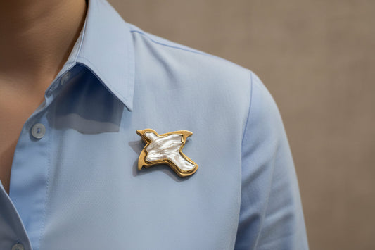 Brooch in 18k gold with a baroque pearl