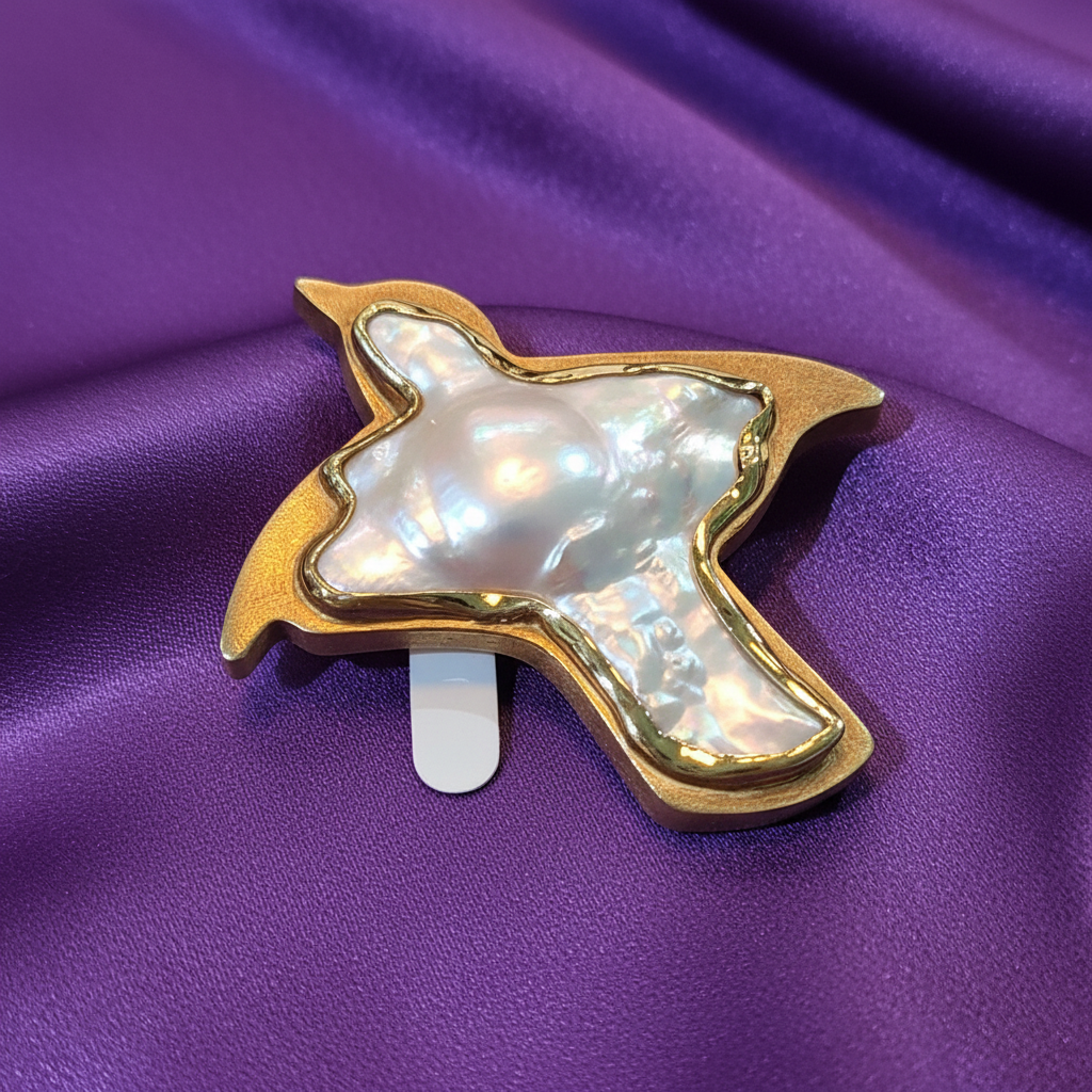 Brooch in 18k gold with a baroque pearl - Dinos Virginia Jewelry