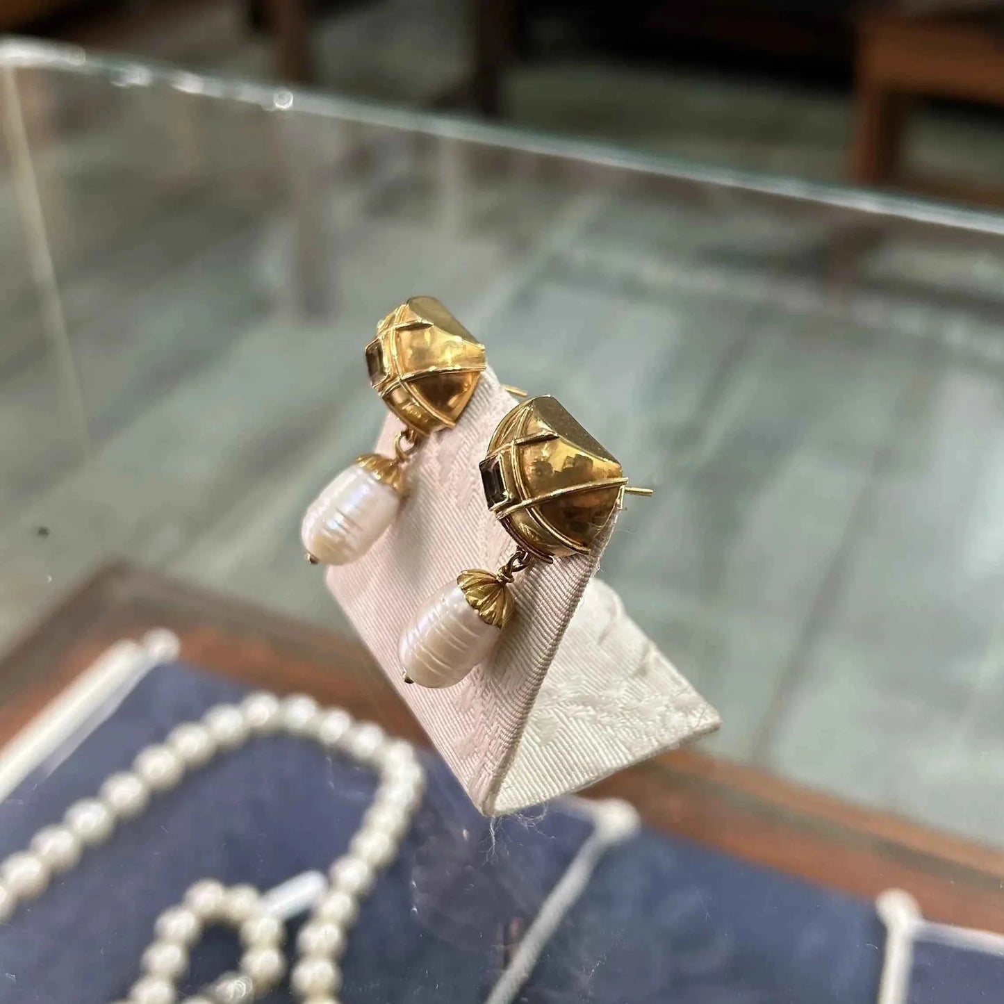 Earrings in 18k gold with pearl