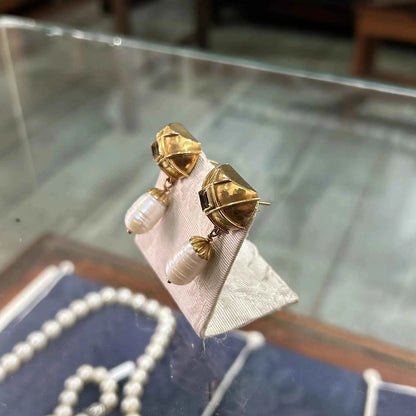 Earrings in 18k gold with pearl