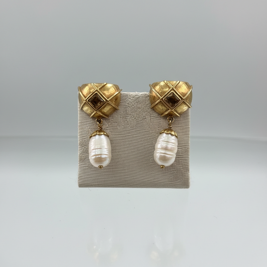 Earrings in 18k gold with pearl