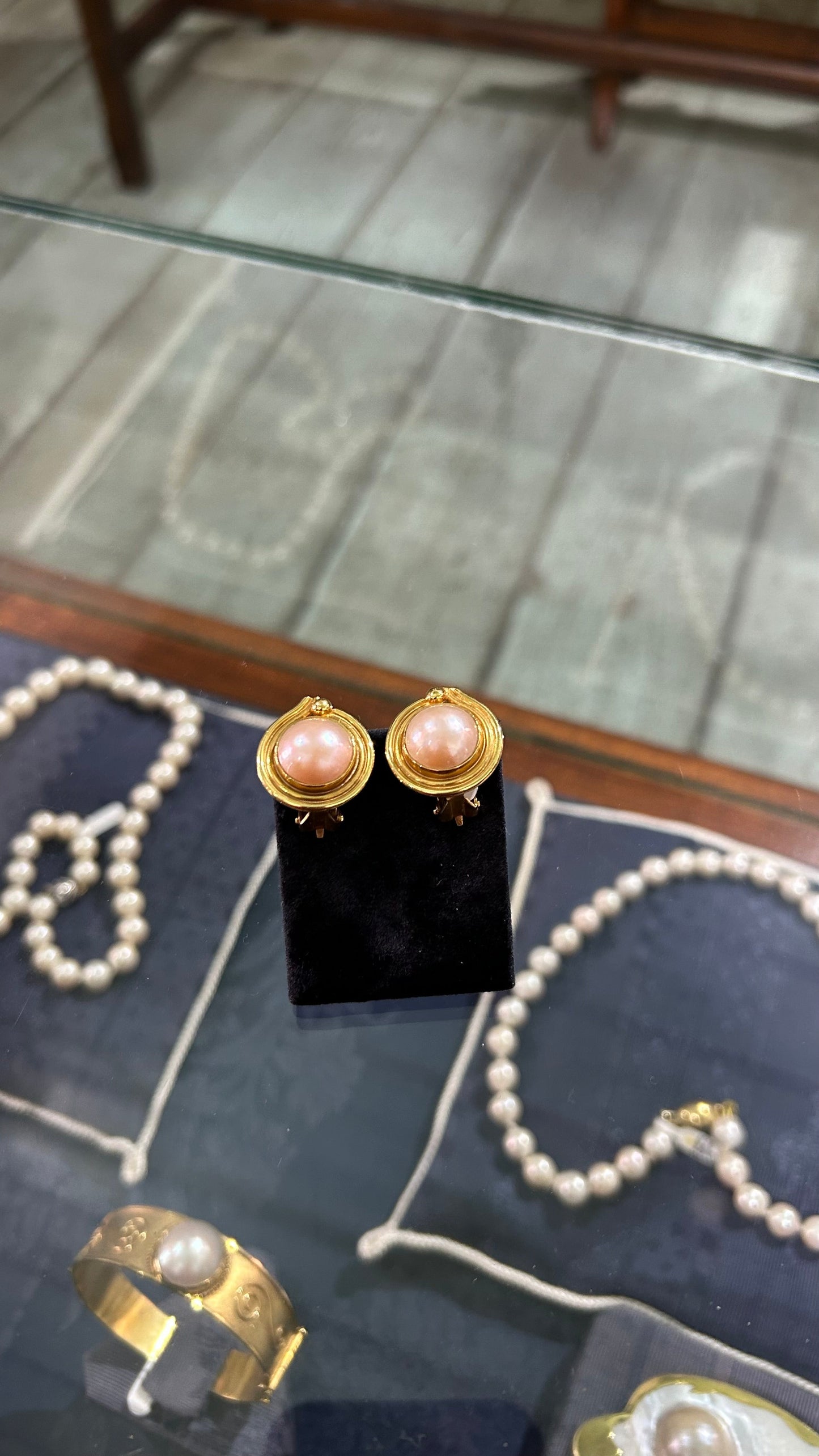 Earrings in 18k gold with pink pearl