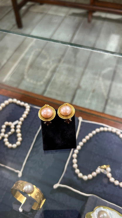 Earrings in 18k gold with pink pearl