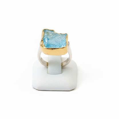 Ring in Gold and silver with a raw blue topaz stone (B-85)