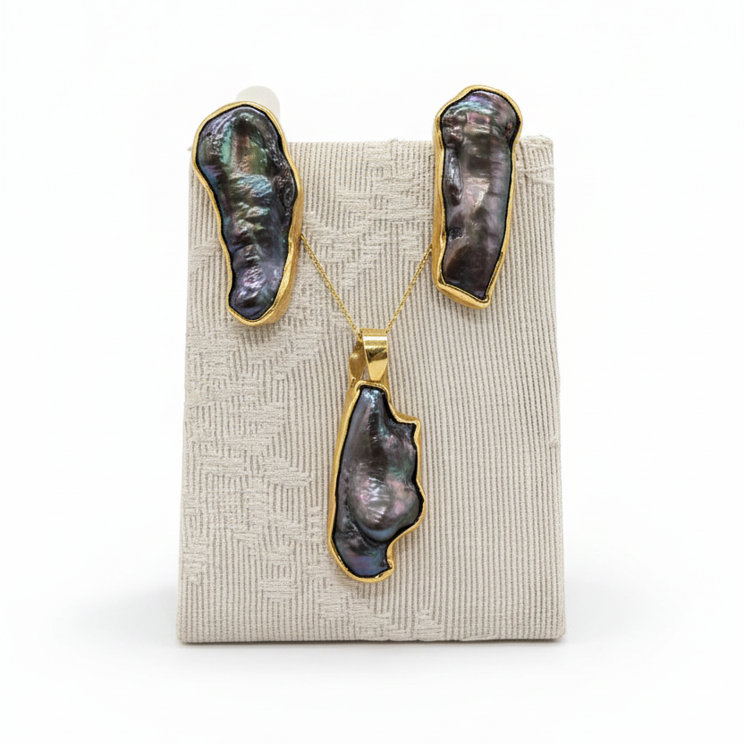 Jewellery set in 18k gold with a pearl