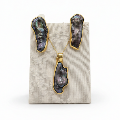 Jewellery set in 18k gold with a pearl