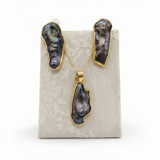 Jewellery set in 18k gold with a pearl