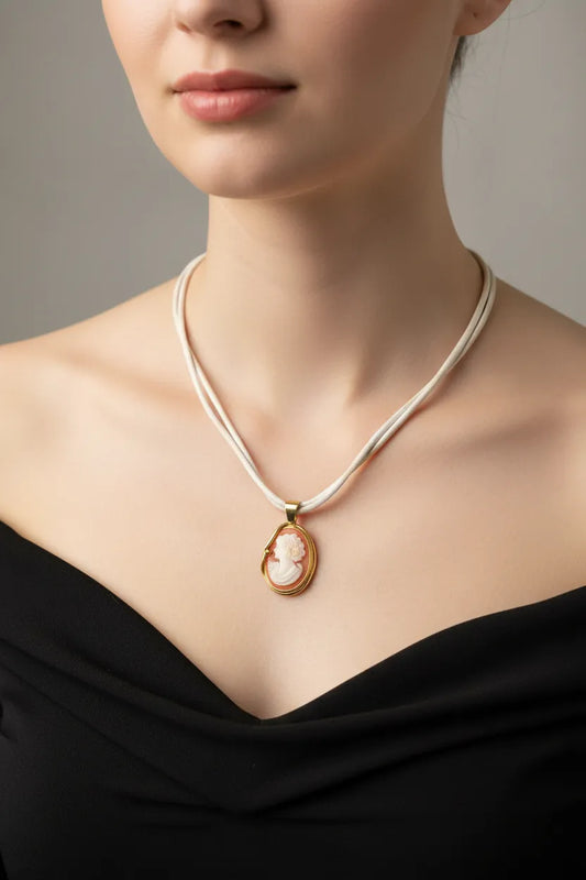 Medallion in 18k Gold with cameos