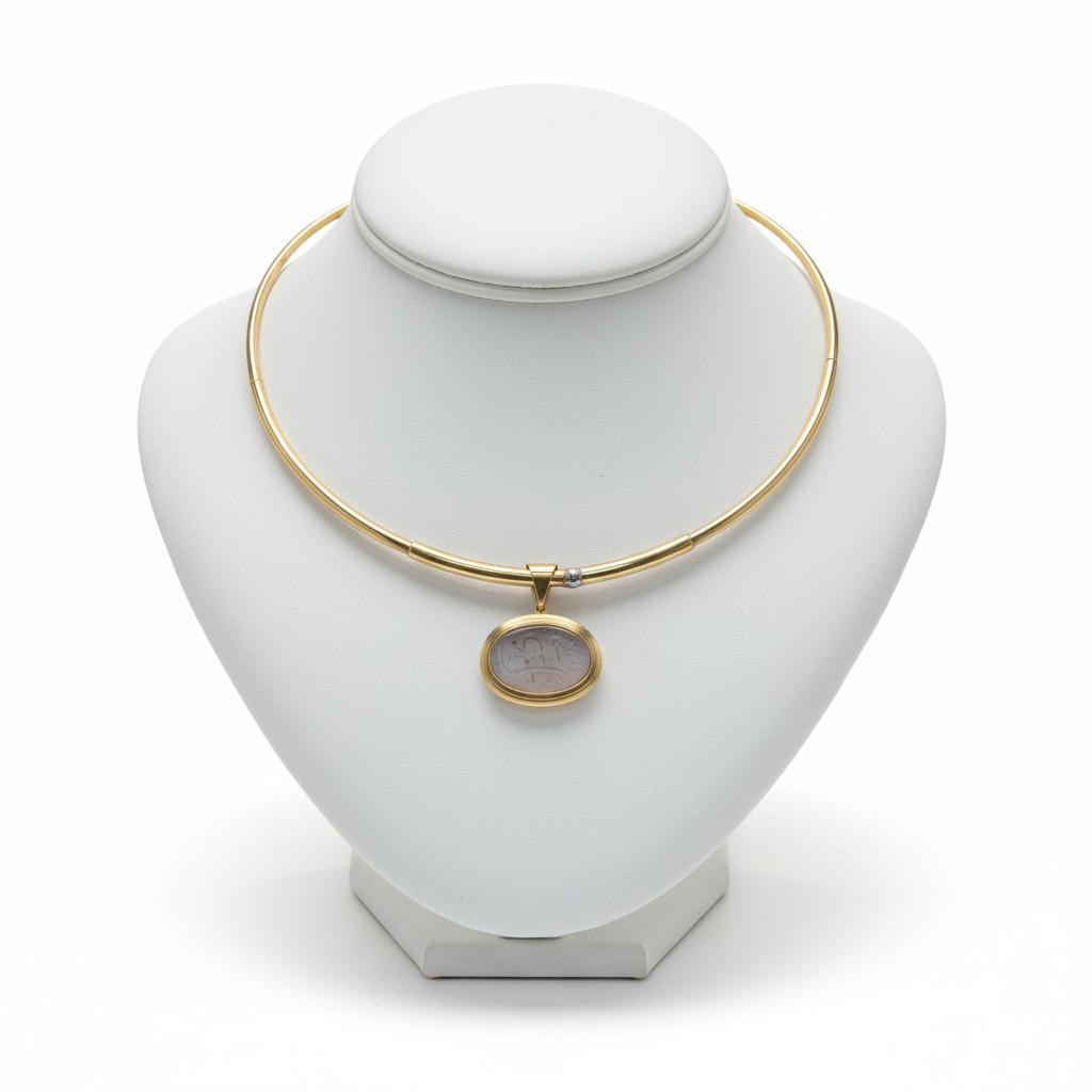 Necklace in 14k gold with a seal stone on a chalcedony (PE-101)