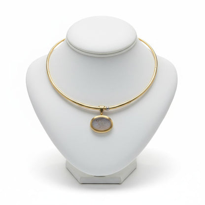 Necklace in 14k gold with a seal stone on a chalcedony (PE-101)