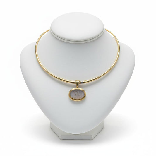 Necklace in 14k gold with a seal stone on a chalcedony (PE-101)