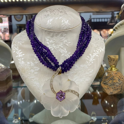 Necklace in 18k gold Rock crystal flower with diamonds and amethyst