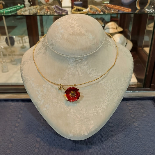 Necklace in 18k gold and a flower pendant with enamel