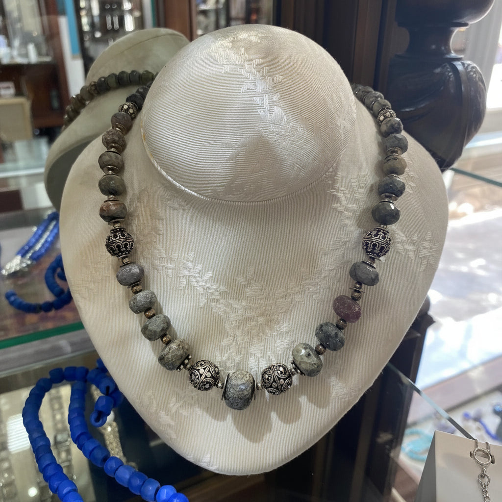 Necklace in Raw Sapphire stones & sterling silver elements - Dinos-Virginia