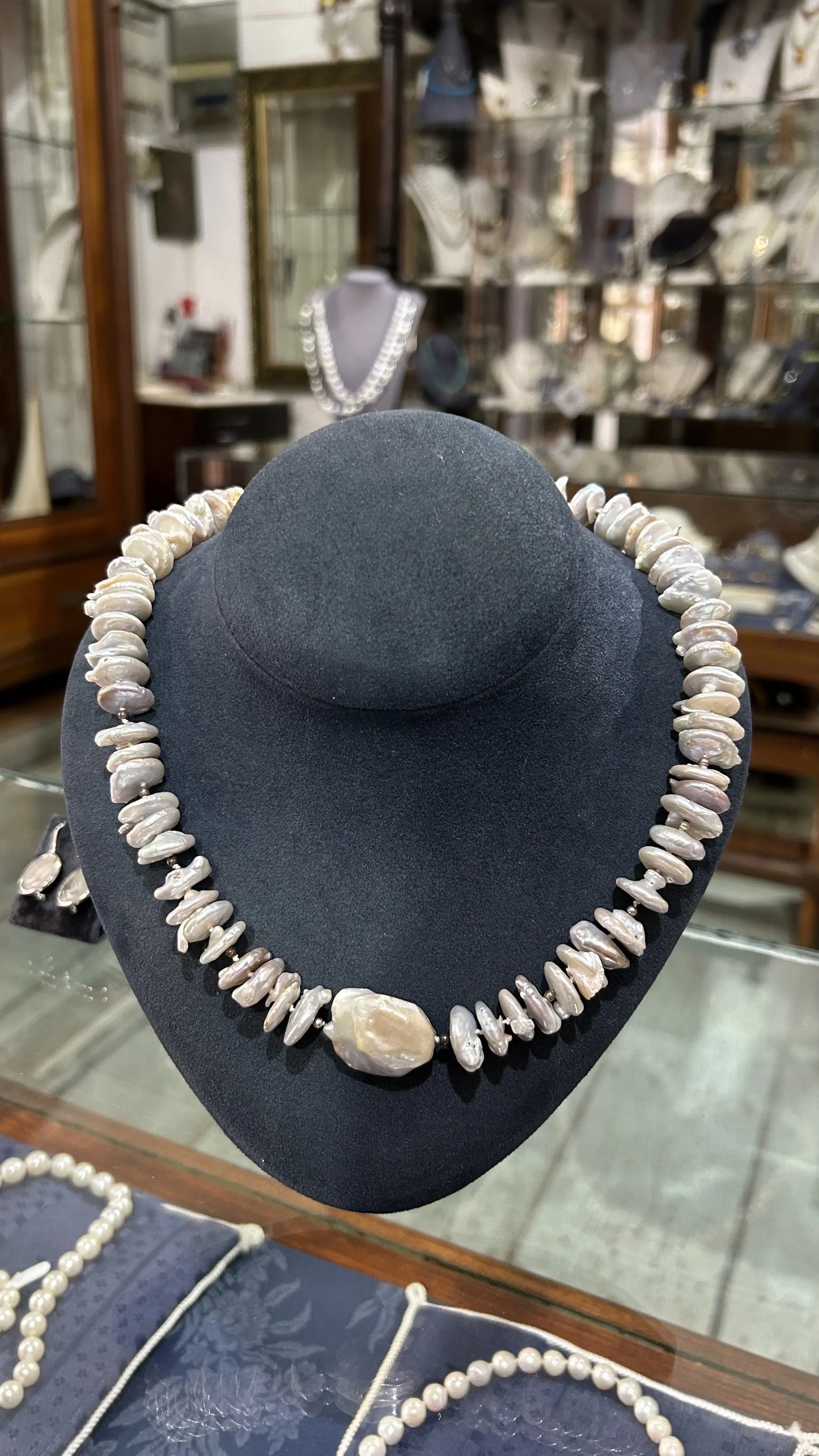 Necklace in gemstones