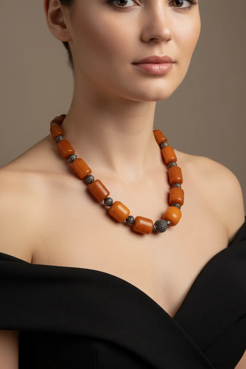 Necklace in sterling silver with authentic amber