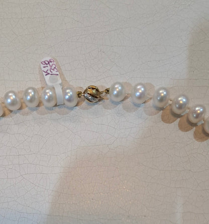Necklace in white Aqua pearls with 18k gold closure