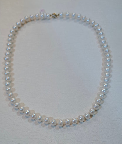 Necklace in white Aqua pearls with 18k gold closure