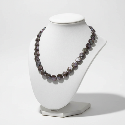 Necklace with black Keishi pearls and 18k gold clasp (PE-23)