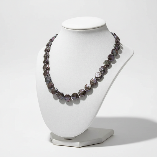 Necklace with black Keishi pearls and 18k gold clasp (PE-23)