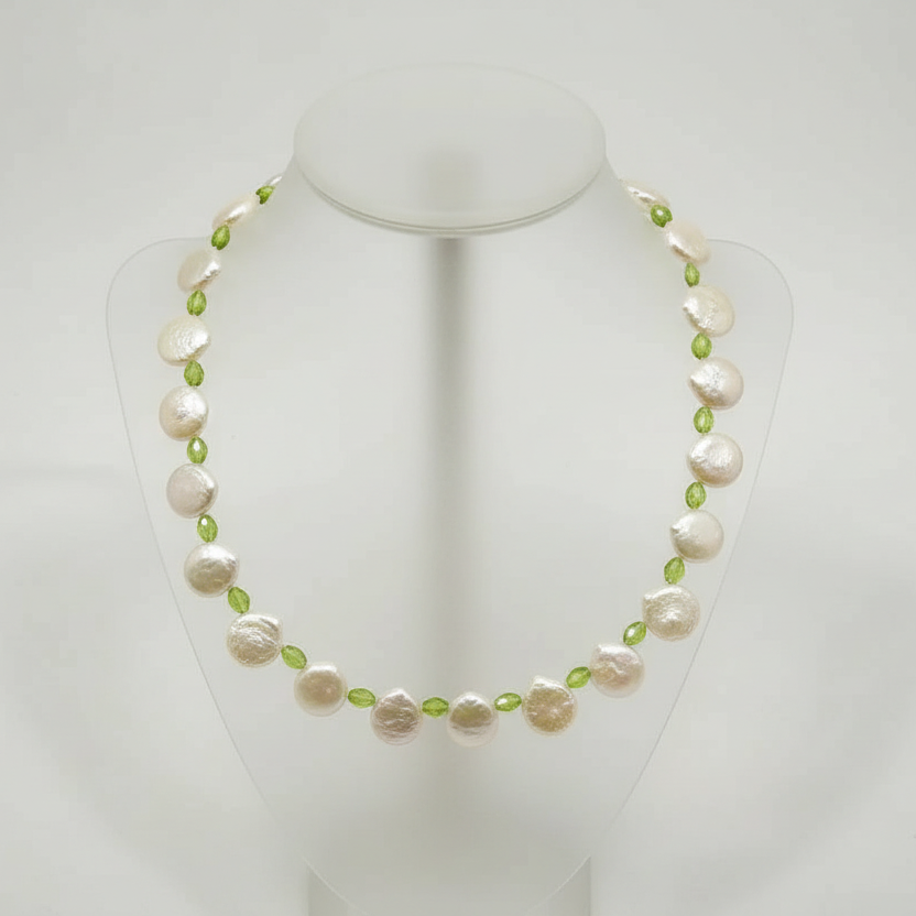 Necklace with keisy pearls and peridot and gold clasp (PE-25)