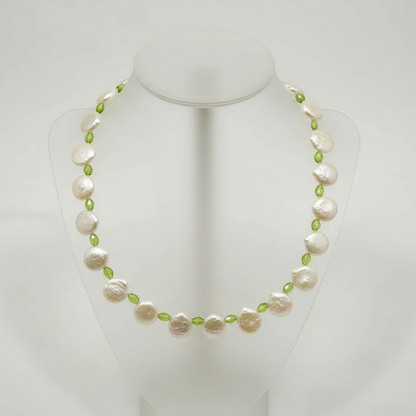 Necklace with keisy pearls and peridot and gold clasp (PE-25)