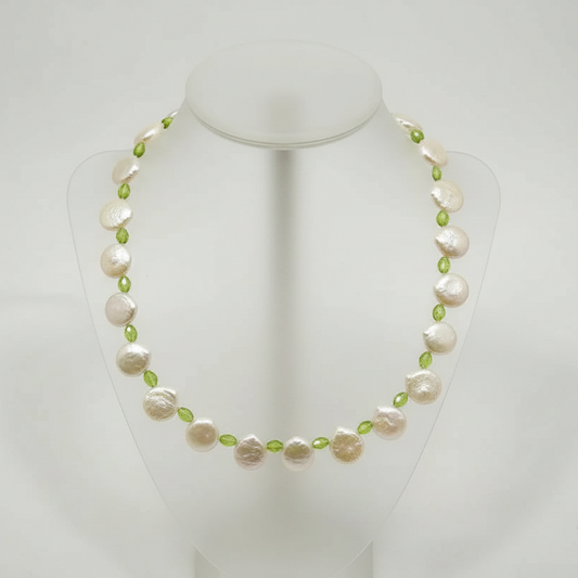 Necklace with keisy pearls and peridot and gold clasp (PE-25)