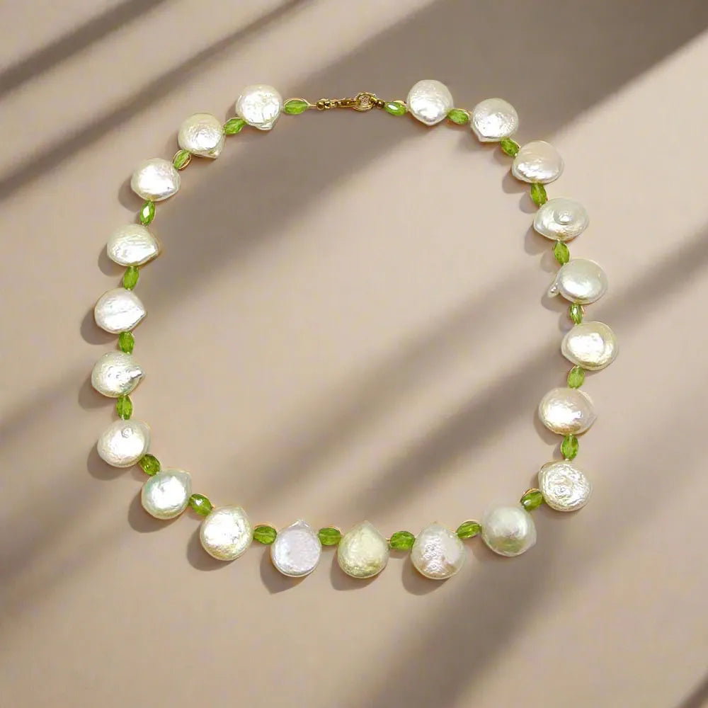 Necklace with keisy pearls and peridot and gold clasp - Dinos-Virginia