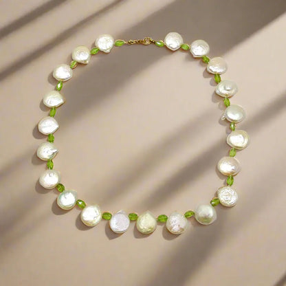 Necklace with keisy pearls and peridot and gold clasp - Dinos-Virginia