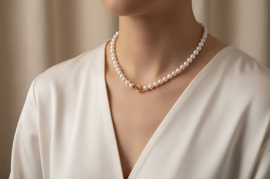Necklace with white pearls and 18k gold closure