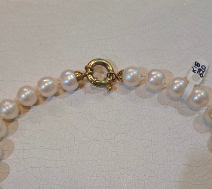 Necklace with white pearls and 18k gold closure
