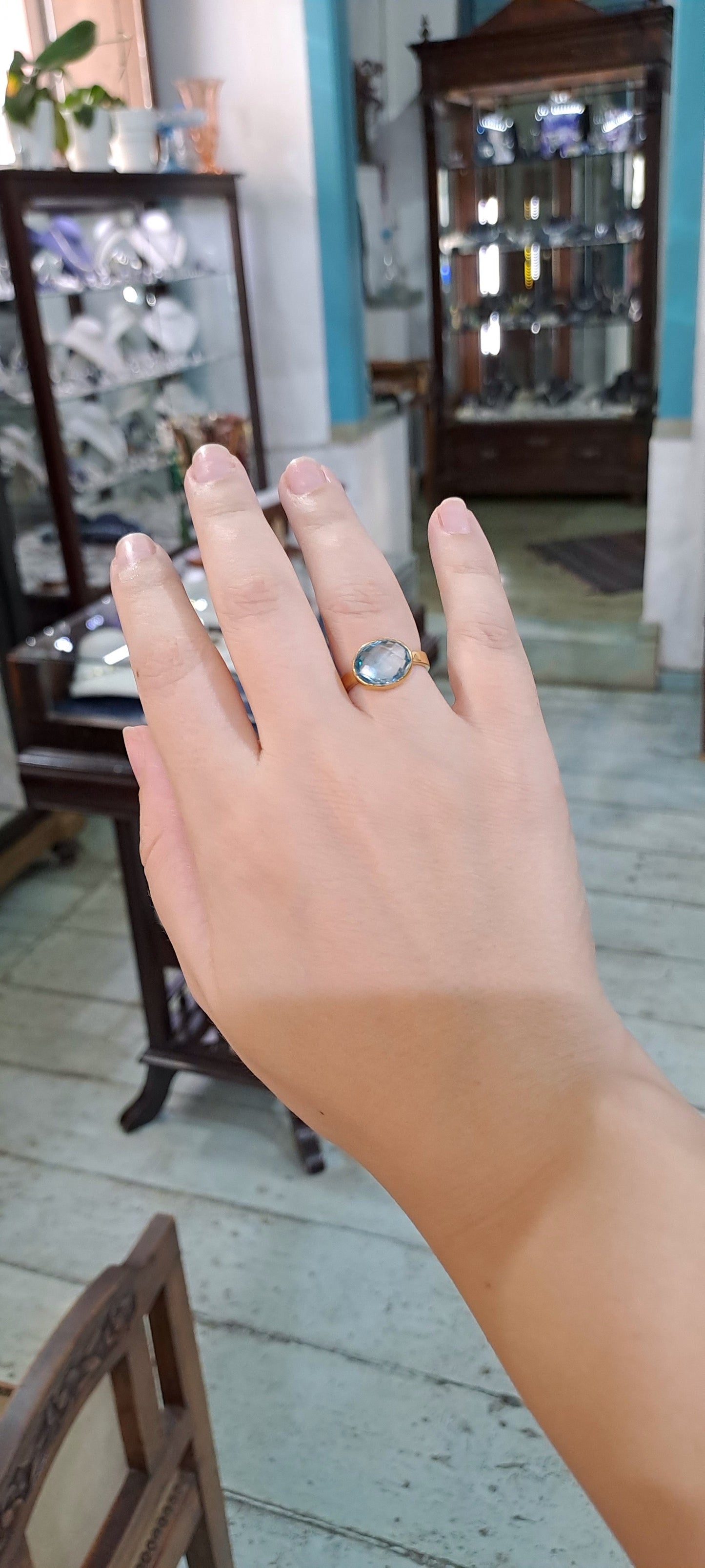 Ring in 14k gold with a blue topaz (B-122)