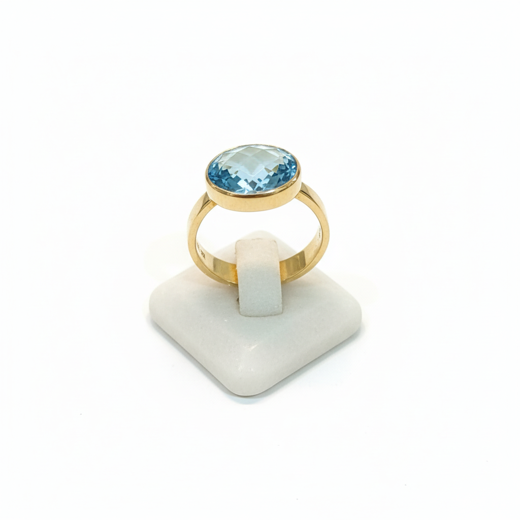Ring in 14k gold with a blue topaz (B-122)