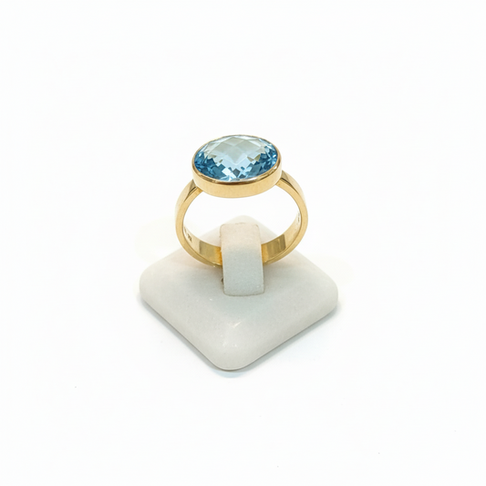 Ring in 14k gold with a blue topaz (B-122)