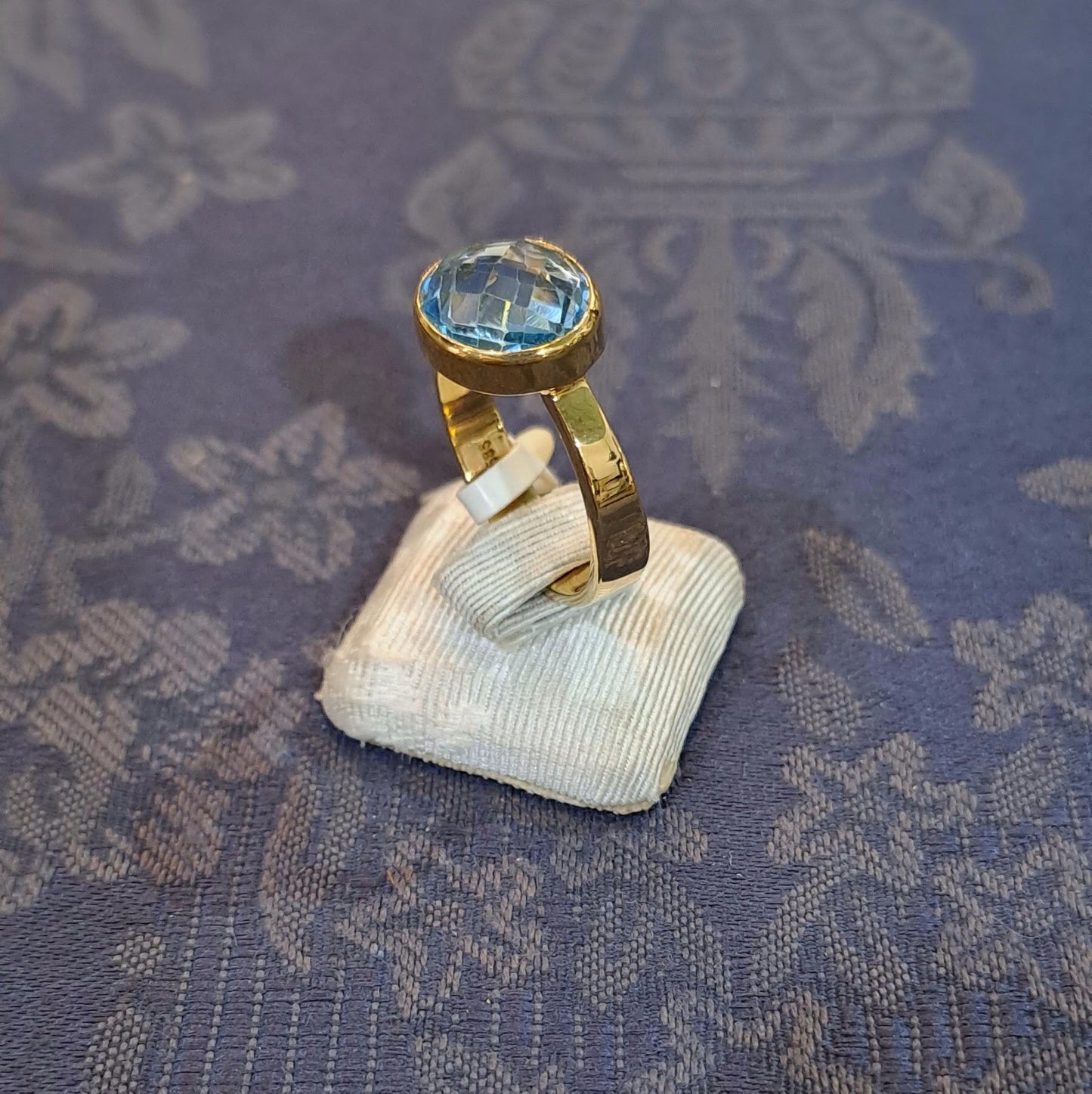 Ring in 14k gold with a blue topaz (B-122)