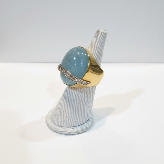 Ring in 18k Gold with a 50 ct. aquamarine cabochon and diamonds (B-16)